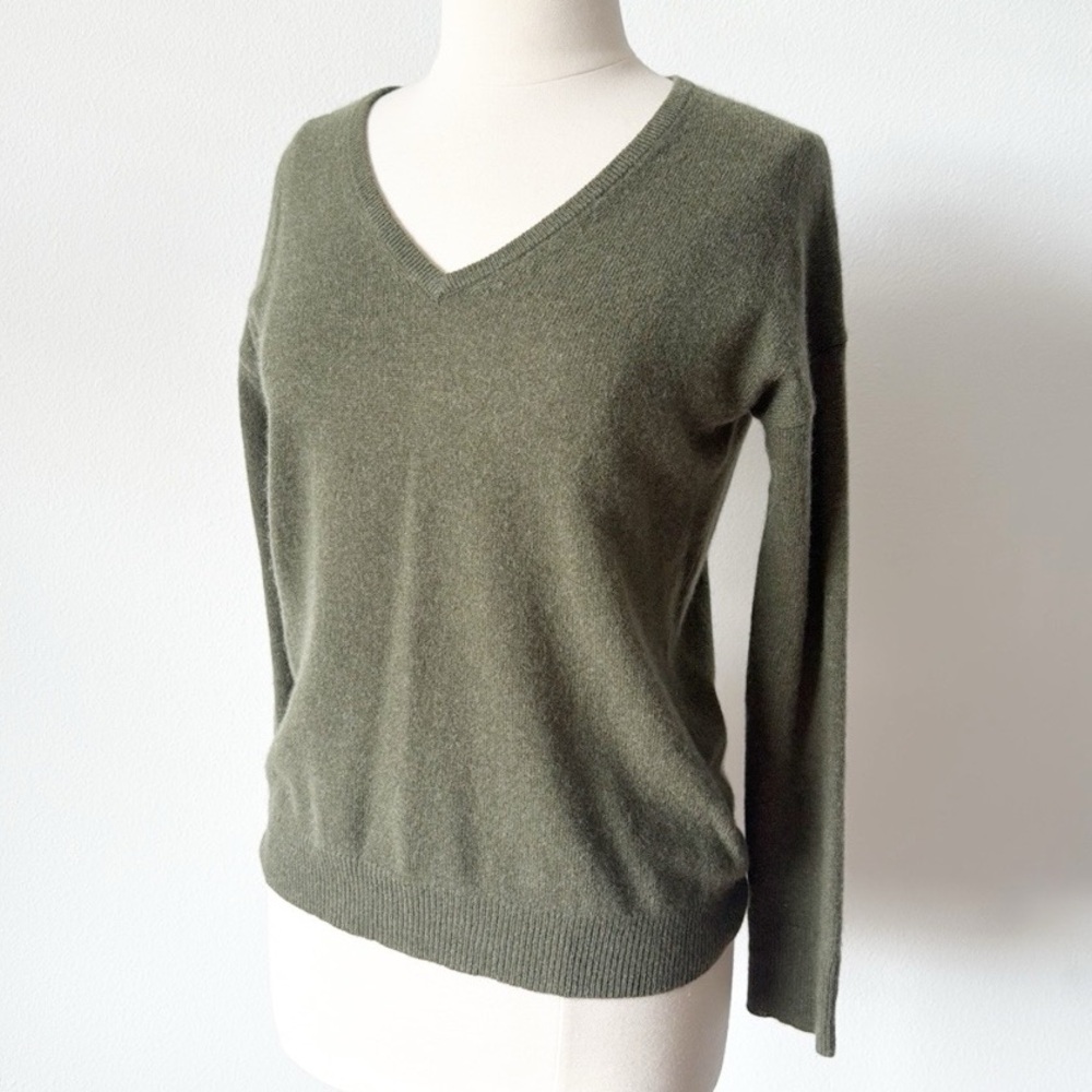 100% Cashmere Olive Green V-Neck Women's Sweater - Picture 16 of 16